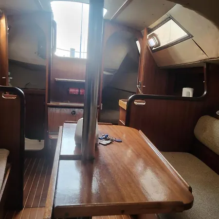 Botel Bateau Voilier 8m Logement A Quai