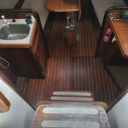 Bateau Voilier 8m Logement A Quai * La Rochelle (Charente-Maritime)