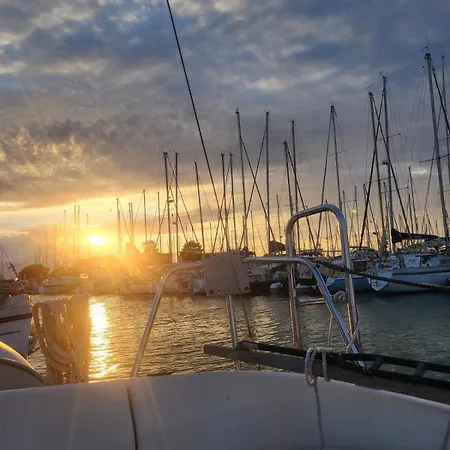 Bateau Voilier 8m Logement A Quai